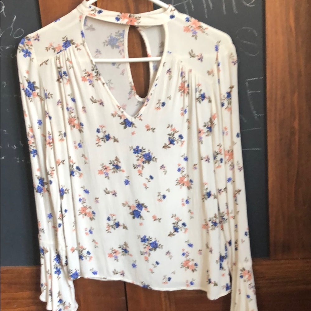 Super cute v-neck, flowing top.